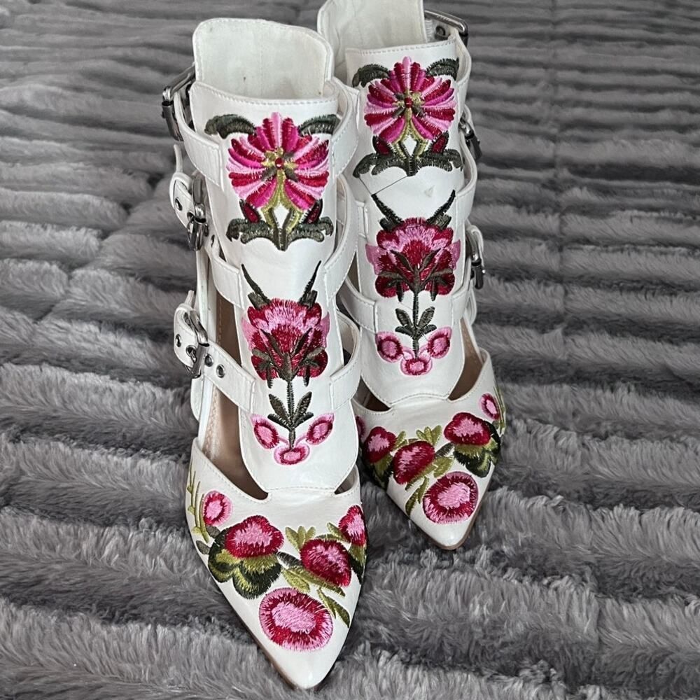 Shoedazzle White Multicolored Floral Embroidered Liza Booties Size 5.5